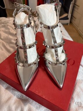 Valentino Rockstud Metallic Silver Heels 39 NIB Rare